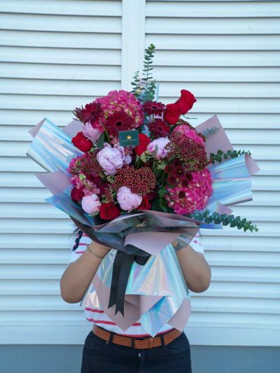 buy valentine's day special flowers in UAE